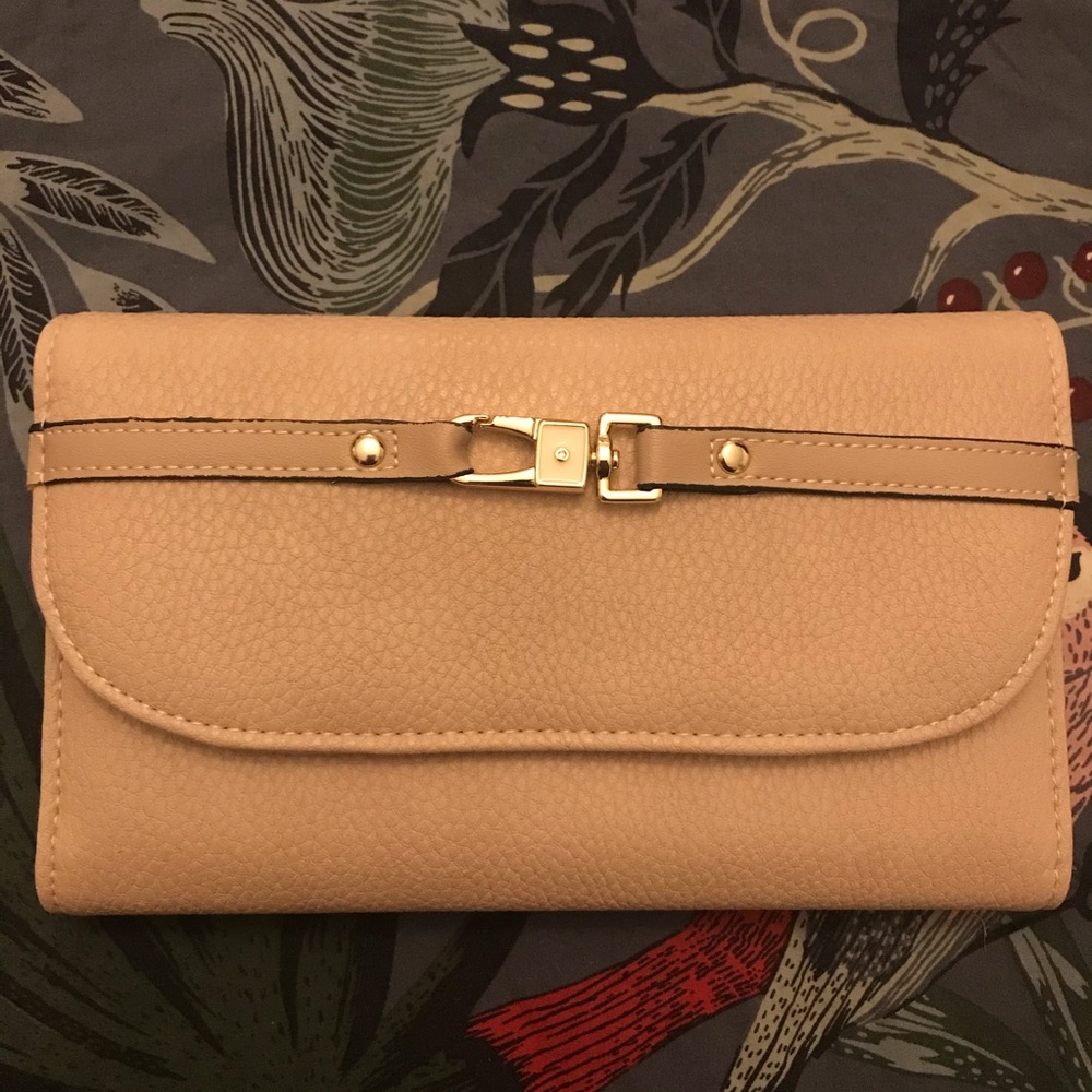 NWOT simply noelle tan wallet